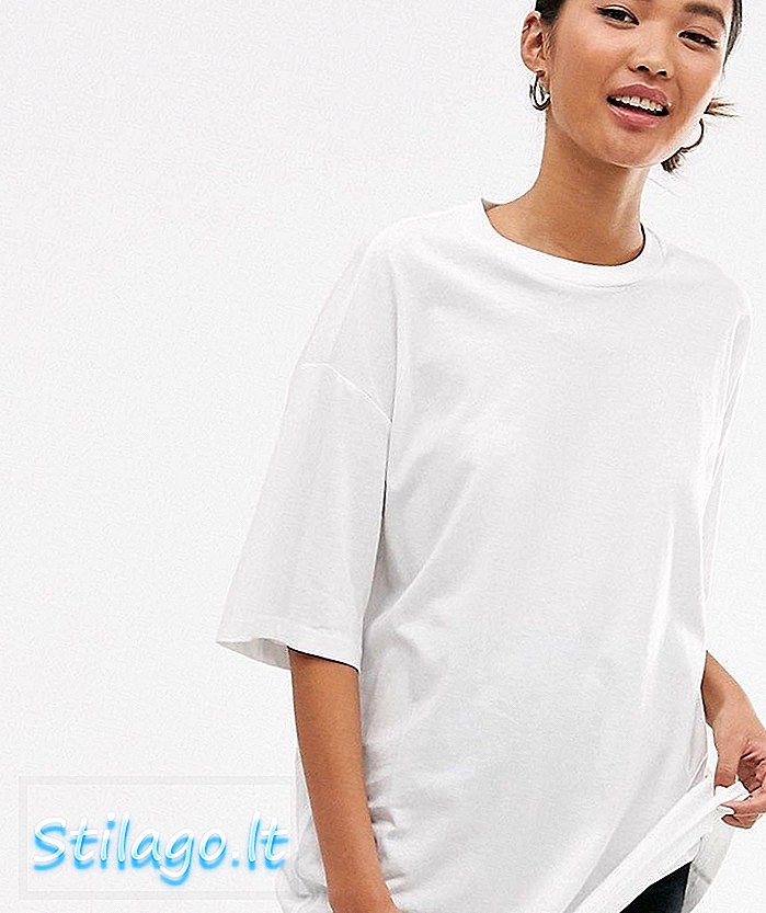 Monki ने सफेद रंग की लॉन्गलाइन टी-शर्ट की देखरेख की