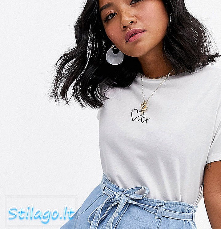 ASOS ڈیزائن پیٹائٹ ٹی شرٹ کے ساتھ دل اور بوسہ لینے والی شکل سفید