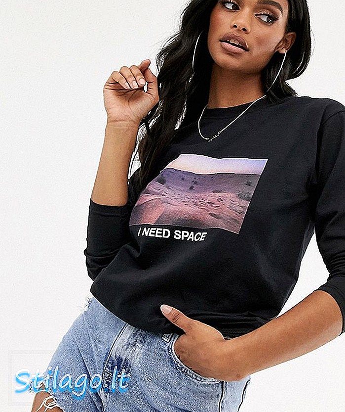 Boohoo exklusiv långärmad t-shirt med I need space slogan i svart