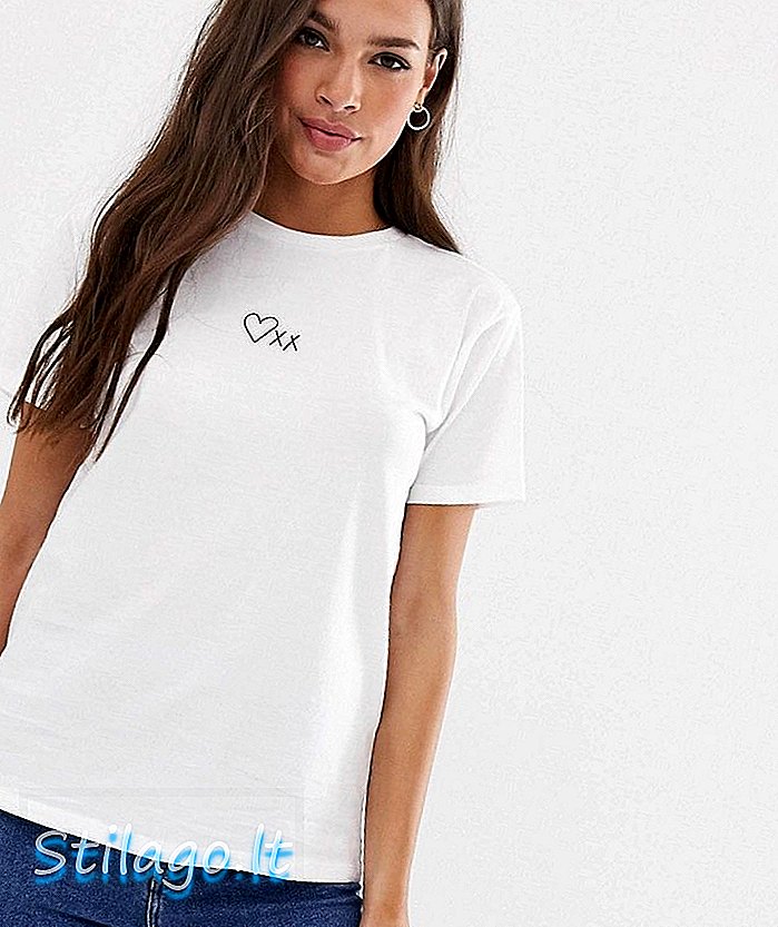 دل کے ساتھ ASOS ڈیزائین کی ٹی شرٹ اور شکل-سفید کو بوسہ دیتی ہے