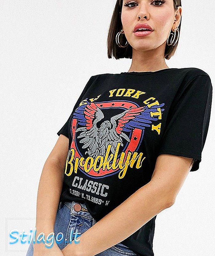 PrettyLittleThing t-krekls ar Bruklinas saukli melnā krāsā