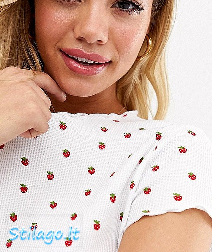 Pimkie strawberry พิมพ์เสื้อยืดขอบผักกาดขาวในสีขาว