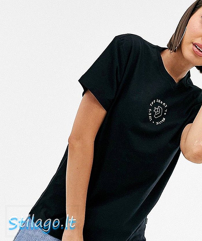 „Converse“ juodas gyvenimas per trumpas, kad būtų galima švaistyti tvarius marškinėlius