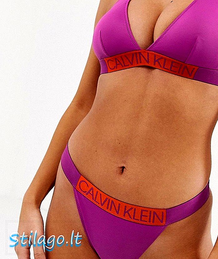 Calvin Klein mengontras logo tali bikini Brasil bagian bawah berwarna ungu