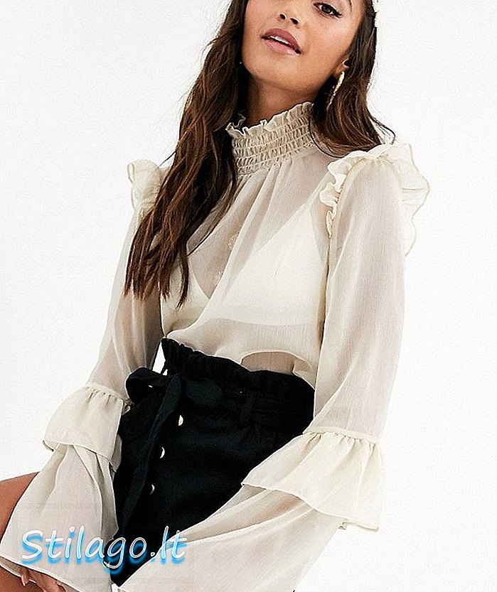 In The Style x Dani Dyer blusa de gasa con cuello alto y detalle de volantes-Crema
