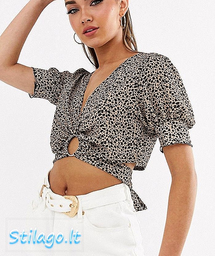 PrettyLittleThing חולצה קצוצה בלעדית עם פירוט עניבת טבעת ב Leopard-Multi