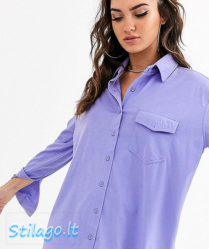 Netinkamai dideli marškinėliai purpurine spalva