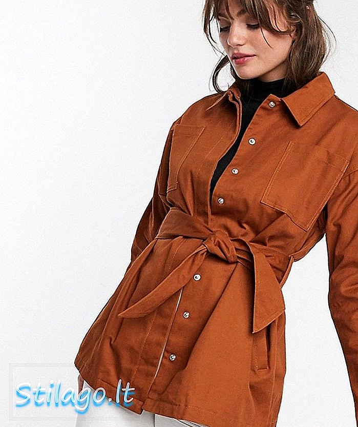 Bottone glamour attraverso la camicia con cintura arancione