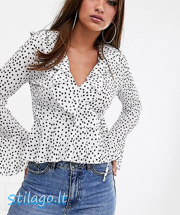 PrettyLittleThing bluse med frill detaljer i hvid polka dot