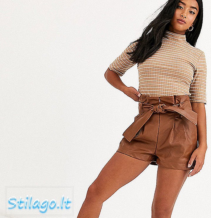 Glamorøse petite-shorts med belte med høy midje i faux skinn-brun