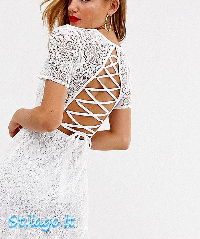 „The Style x Dani Dyer“ tinklelyje detalė yra balta nėrinių pačiūžų suknelė