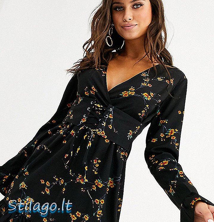 PrettyLittleThing độc quyền chiếc váy trà với diềm xếp nếp và corset eo màu đen hoa