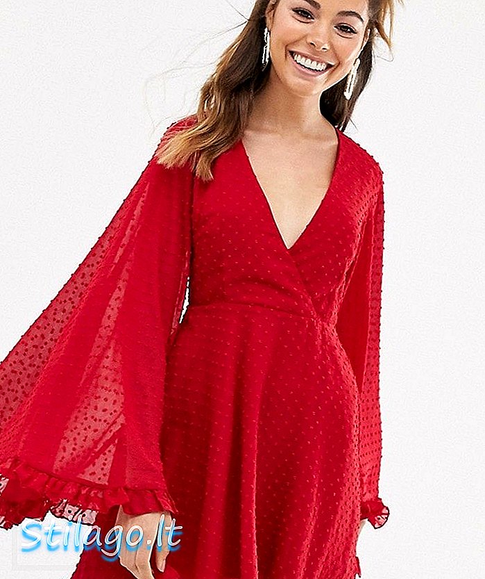 Boohoo स्विंग ड्रेस के साथ गर्दन और लाल आस्तीन में भड़कीले स्लीव्स