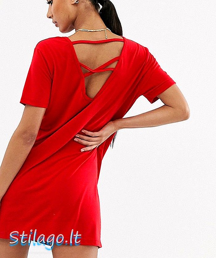 Çapraz geri kırmızı ile yanlış yönlendirilmiş t-shirt elbise