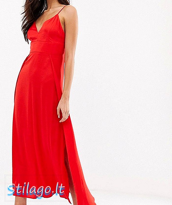 साइड स्प्लिट-रेड के साथ वेल साटन कैमरी मैक्सी ड्रेस
