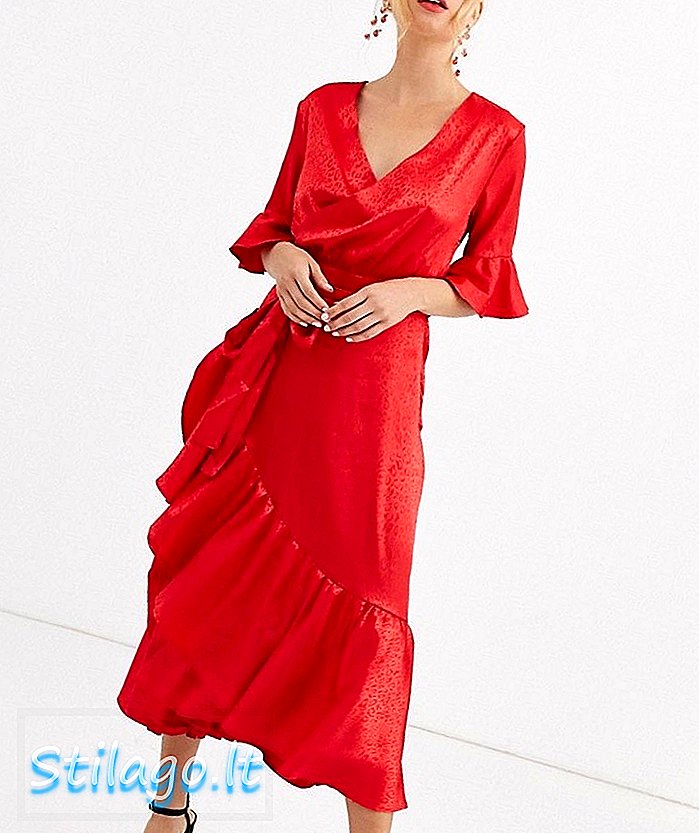लाल बिबट्यामध्ये डार्क पिंक साटन रफल हेम मिडॅक्सी ड्रेस