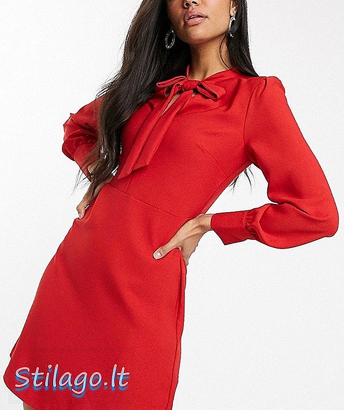 लाल रंग में पुसी कॉलर के साथ वेयरहाउस ड्रेस
