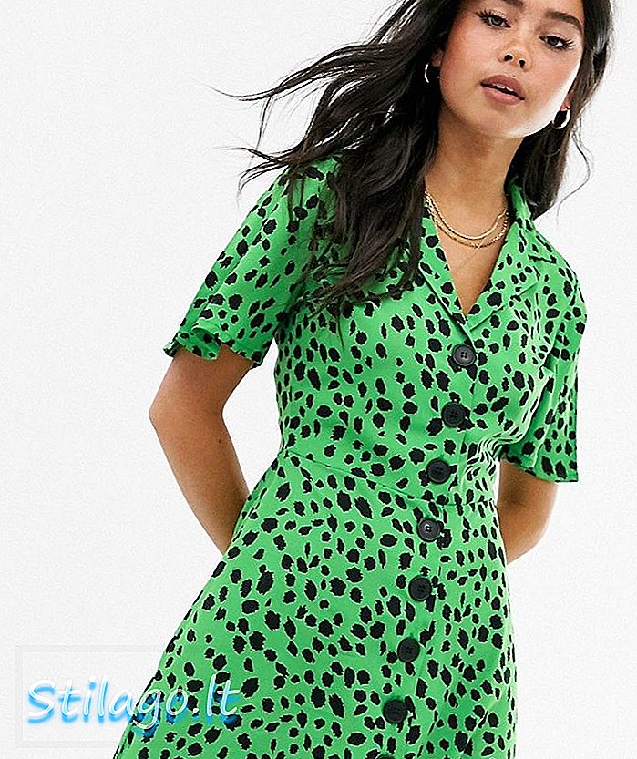 Įtakos mygtukas per marškinių suknelę, išspausdinta žalia spalva