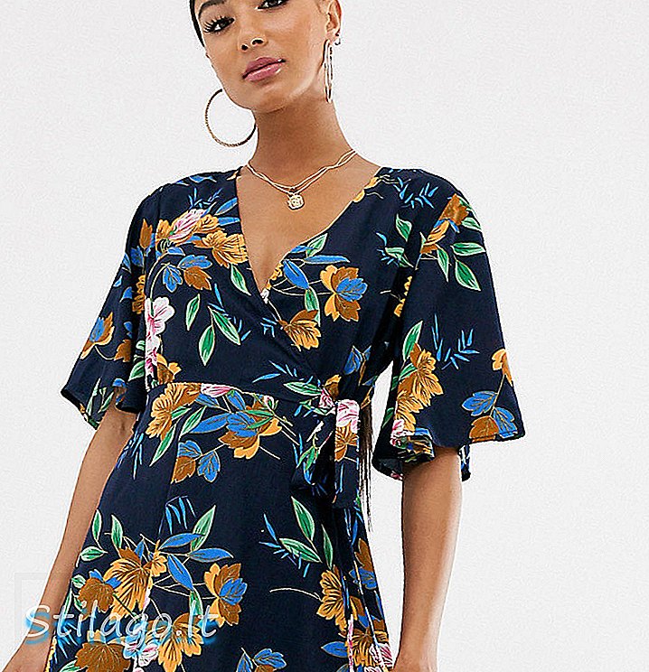 PrettyLittleThing exklusives Wickel-Skaterkleid in Navy Floral-Multi