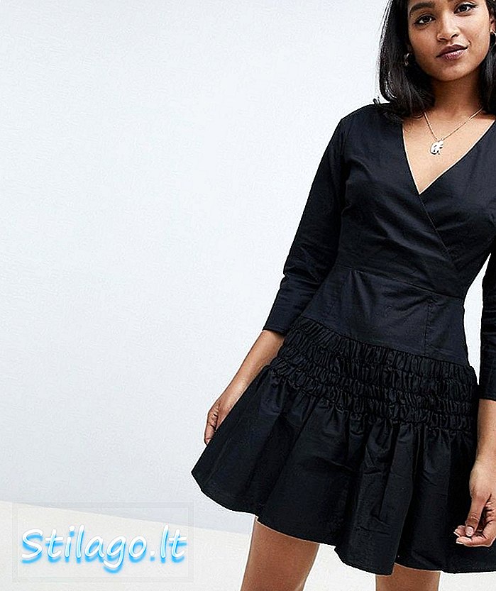 فستان قصير من القطن بطبعات من اسوس ديزاين مع تنورة مزمومة - أسود