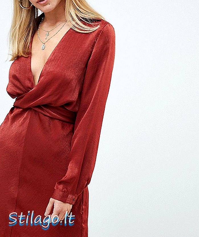 PrettyLittleThing mặc chiếc váy bằng vải satin buộc lại màu nâu gỉ