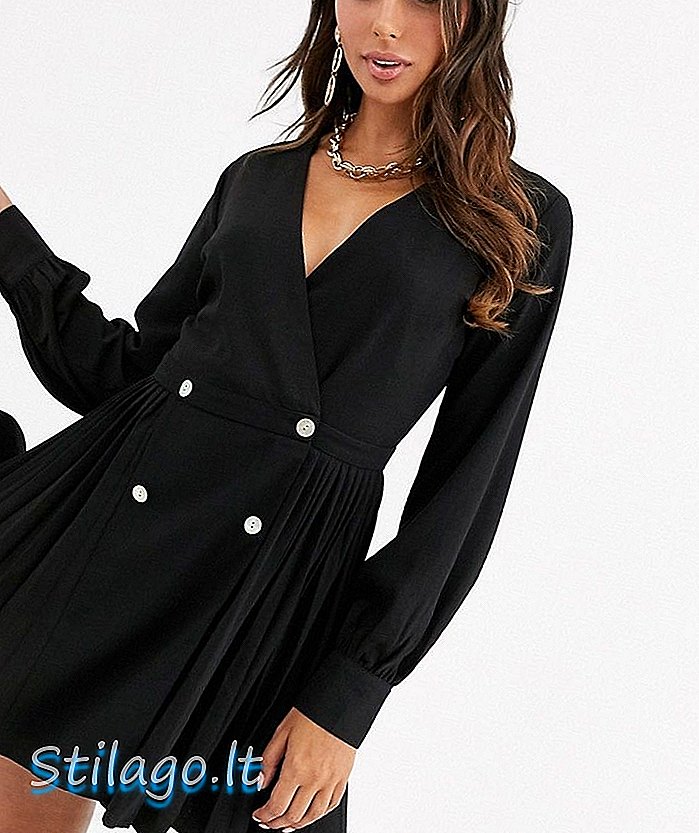 Juodos spalvos suknelė su netinkama plisuota čiuožėja