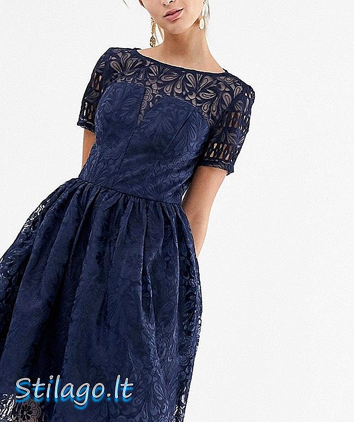 Vestido de encaje premium Chi Chi London con detalle de calados y manga corta en azul marino