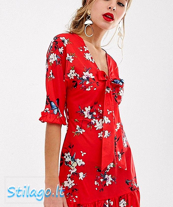 빨간 꽃에 파리 넥타이 앞 스케이팅 드레스