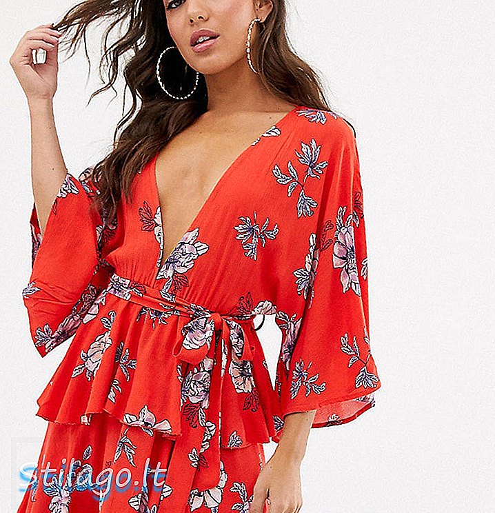 Gaun mini berjenama PrettyLittleThing dengan leher terjun dan lengan kimono dengan bunga merah