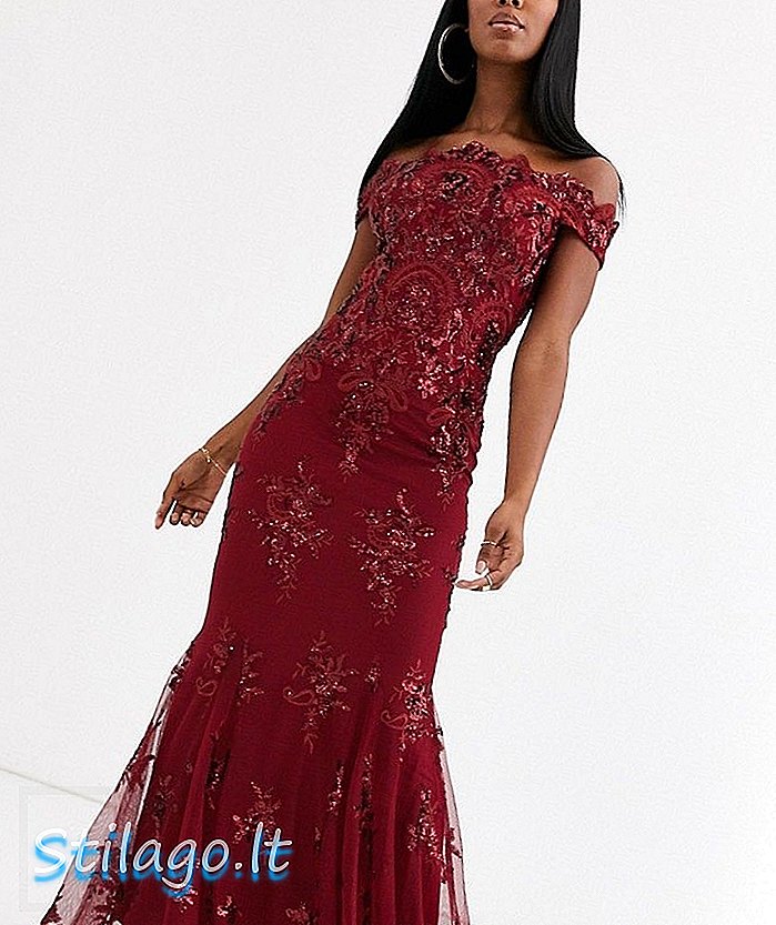 शराब के लाल रंग में बारोक अलंकरण के साथ गोडिवा बार्डोट मैक्सी ड्रेस