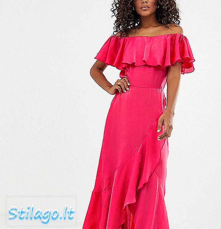 Волосся в Лондоні з високим бардовим атласною сукні міді з оборкою на подолі в коралово-рожевому кольорі