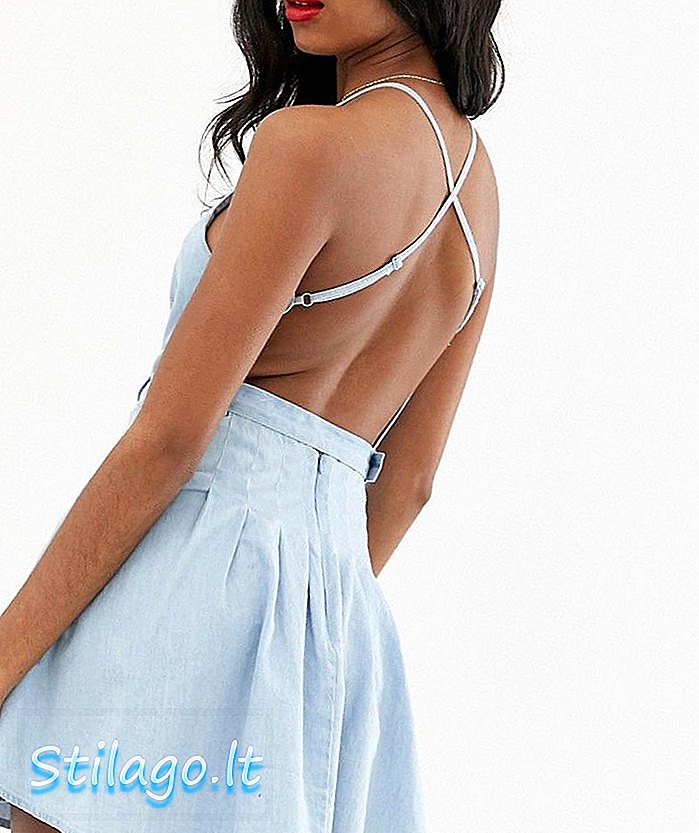 ASOS DESIGN miękka dżinsowa plisowana sukienka mini z paskiem w kolorze jasnoniebieskim