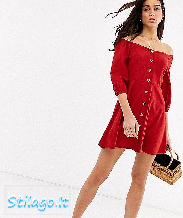 Czerwona sukienka z odkrytymi ramionami i ramiączkami