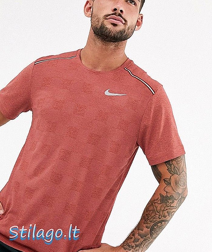 चेकबोर्ड प्रिंट-रेड के साथ दालचीनी में नाइक रनिंग मिलर टी-शर्ट
