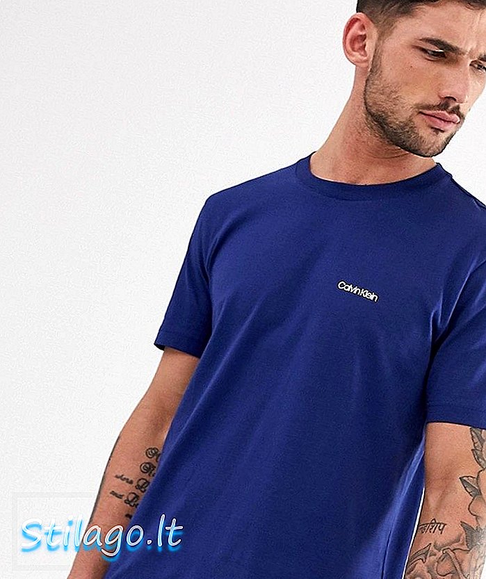 T-shirt logo dada kecil Calvin Klein berwarna biru
