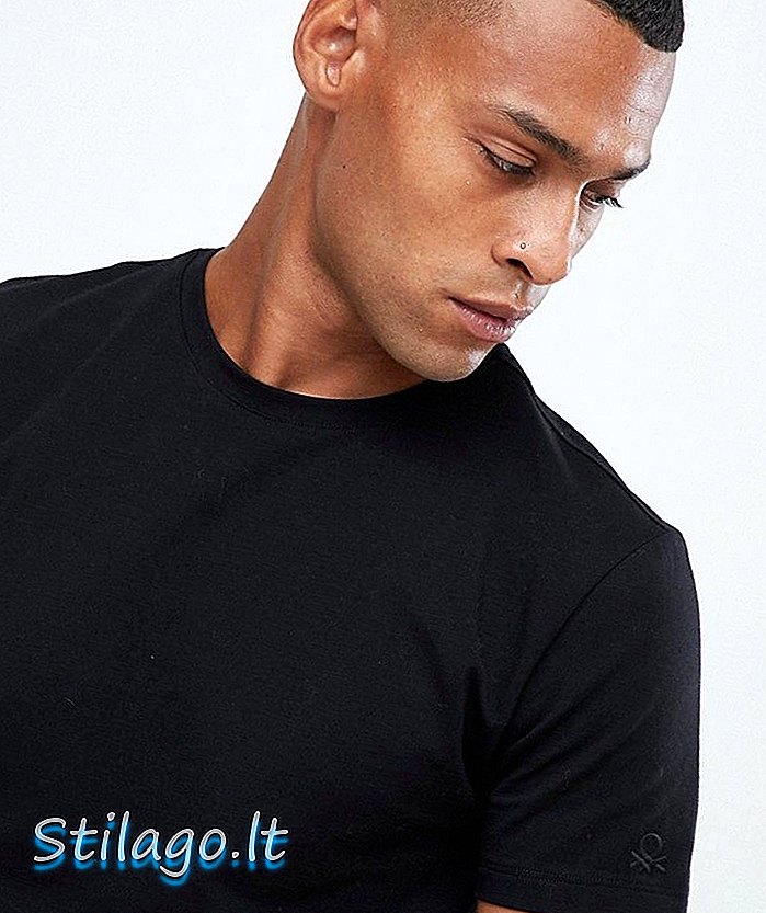 T-shirt muscolare United Colors Of Benetton con tratto in nero