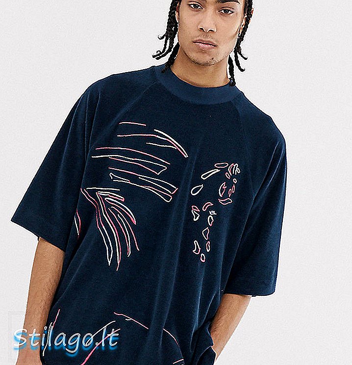 İşlemeli sanat eseri ile lacivert havluda büyük boy t-shirt