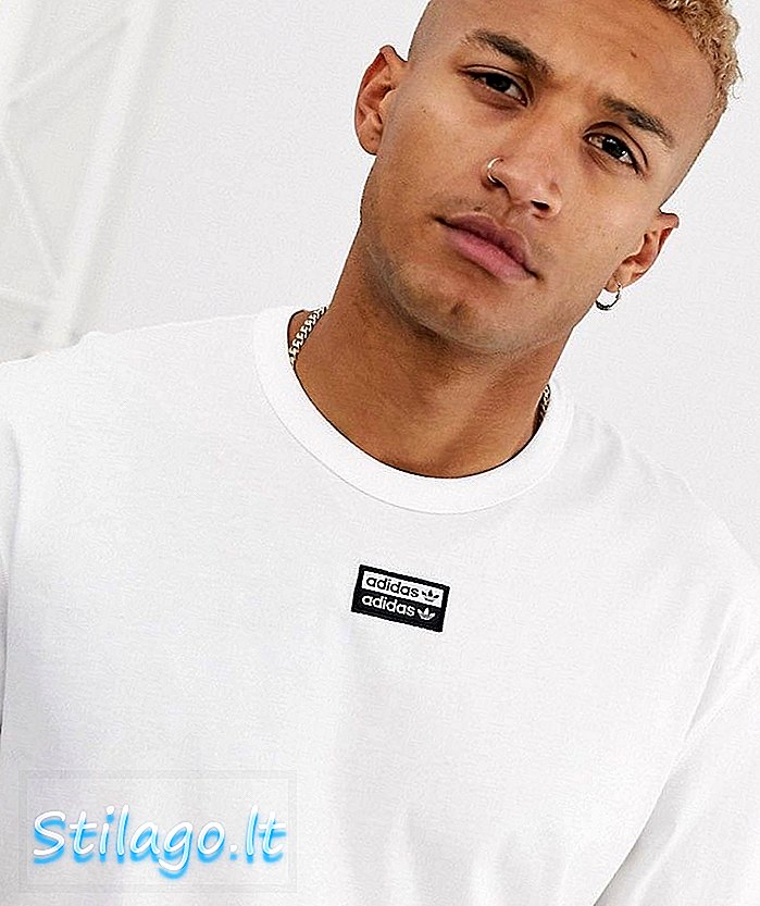 „adidas Originals“ vokaliniai marškinėliai su baltu centriniu logotipu