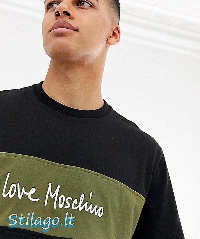 T-shirt boxy Love Moschino nera con logo a pannelli