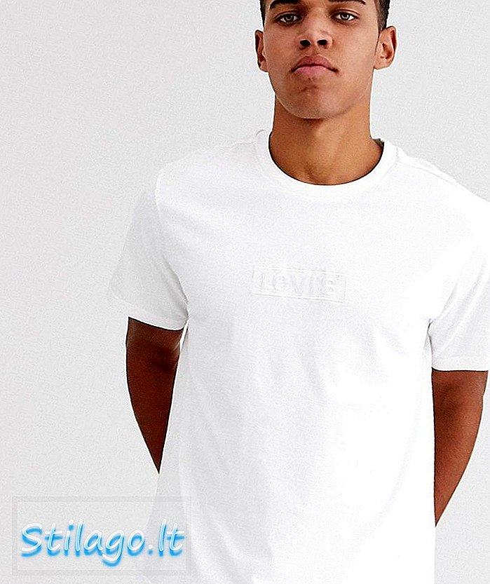 लेव्हीच्या एम्ब्रॉयडरी टोनल बेबीटॅब लोगोने पांढed्या रंगात तंदुरुस्त फिट टी-शर्ट घेतला