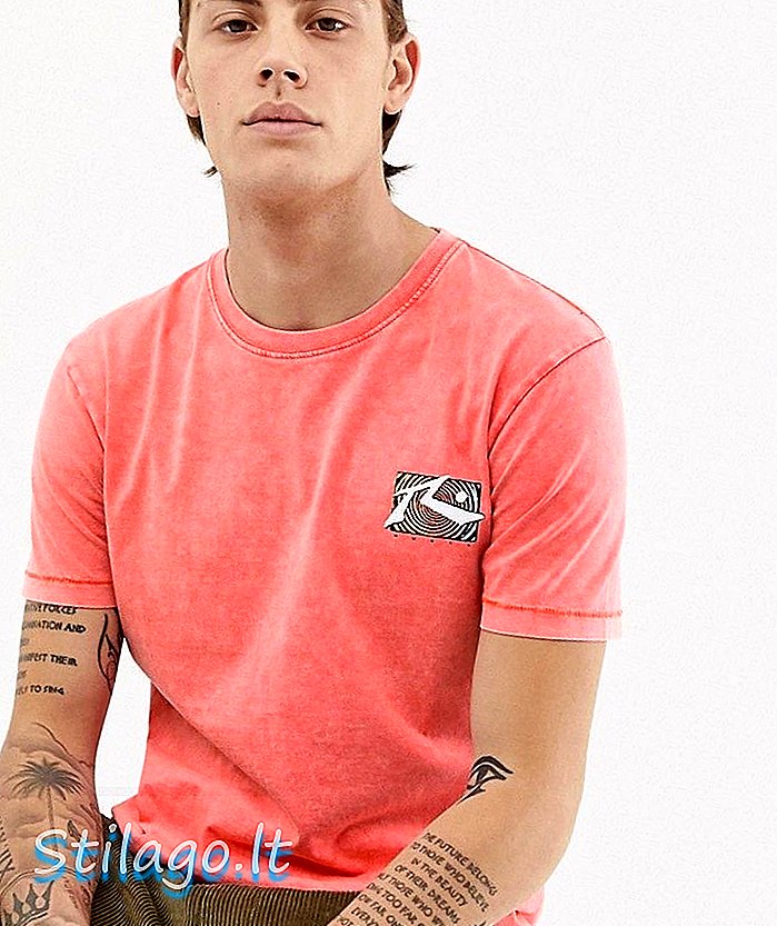 T-shirt grafik berkarat berwarna merah jambu