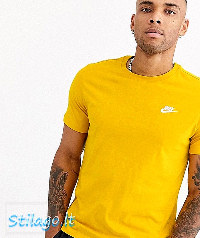 เสื้อยืด Nike Club เป็นสีเหลือง