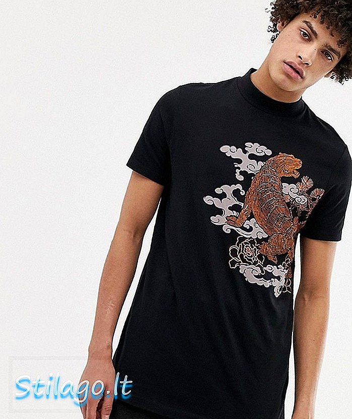 ASOS DESIGN - T-shirt longline in cotone organico con stampa tigre souvenir e collo alto nero