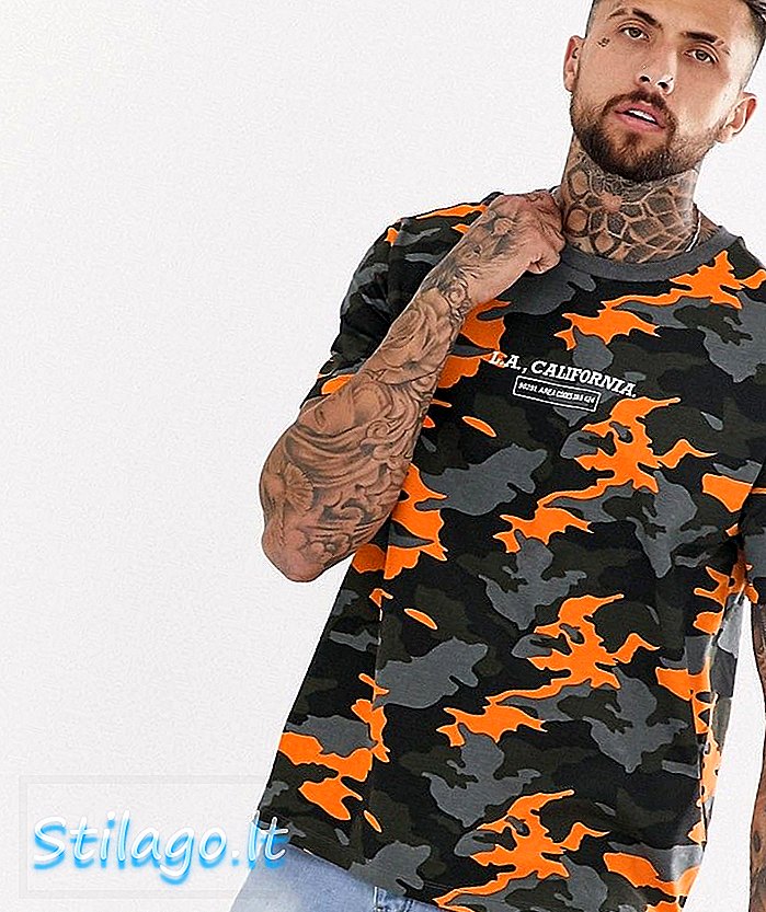 Áo thun rộng vừa vặn của Bershka có in họa tiết camo trắng