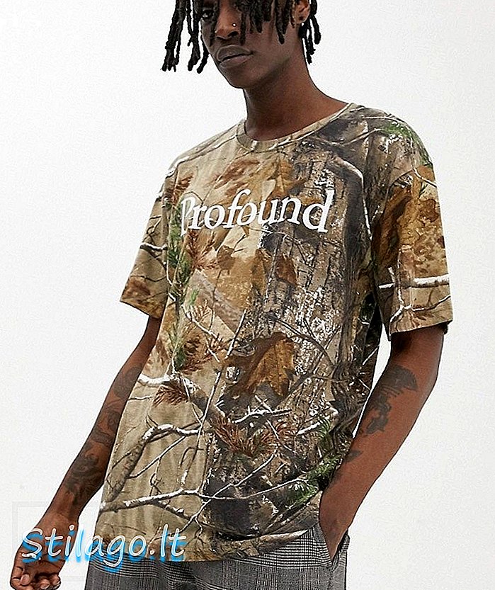 Djupgående estetisk skog Camo Print T-shirt med bröstlogotyp i brunt