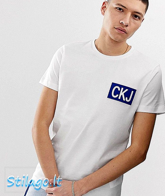 „Calvin Klein“ džinsai baltais marškinėliais