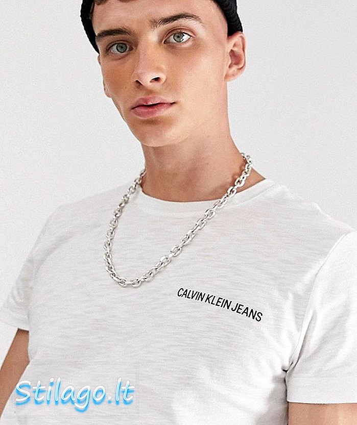Calvin Klein Jeans kaos slim fit berwarna putih dengan logo institusi kecil