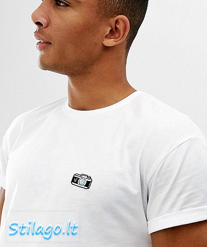 Camiseta bordada con cámara New Look en blanco
