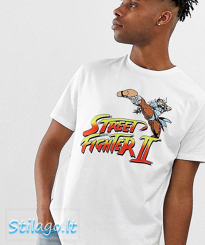 ASOS DESIGN Street Fighter rento istuva t-paita rinnassa valkoisella