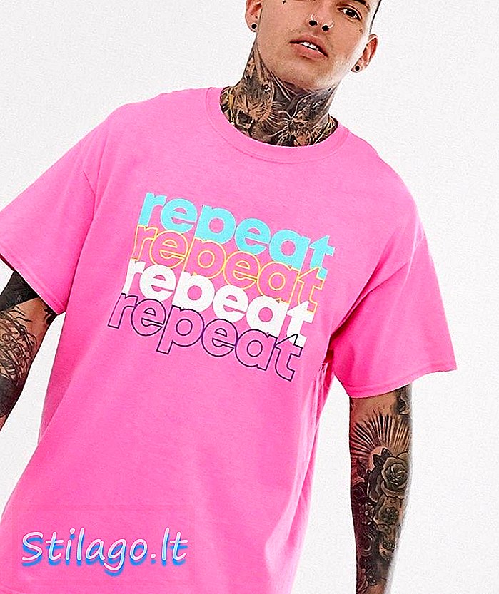 T-shirt boohooMAN yang besar dengan cetakan berulang berwarna merah jambu